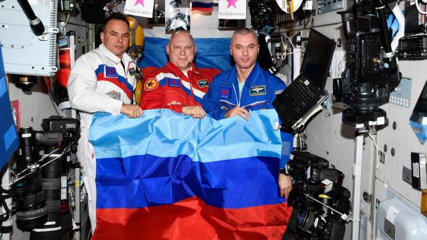 ISS-Kosmonauten mit der Flagge der selbsternannten "Volksrepublik Luhansk"