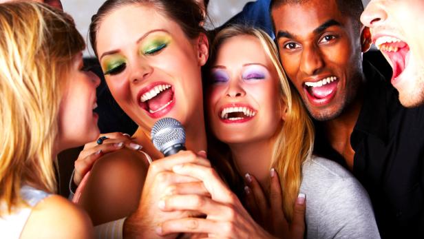 Schon zehn bis 15 Minuten Singen bringen das Herz-Kreislauf-System auf Trab. Menschen, die singen, haben außerdem eine höhere Lebenserwartung. Schwedische Forscher begründen dies damit, dass Singen für eine gute Atmung sorgt und hilft, Stress abzubauen.