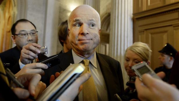 Zerknirscht? Enttäuscht? Ungläubig? Medienvertreter versuchen den Blick des US-Senators John McCain - Republikaner aus Arizona und ehemaliger Präsidentschaftskandidat - nach dem Scheitern der beiden Gesetzesvorhaben am Freitag zu deuten.