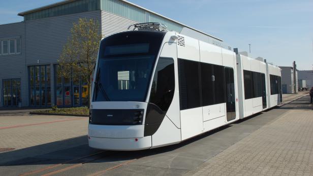 Siemens Avenio-Straßenbahnen (hier das Modell für Katar) können mit Oberleitung oder mit unterschiedlichen Stromspeichern fahren
