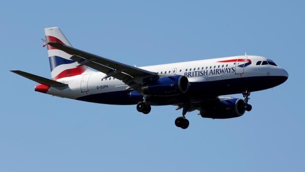 FILE PHOTO: The G-EUPH British Airways Airbus A319-131 makes its final approach for landing at Toulouse-Blagnac airport