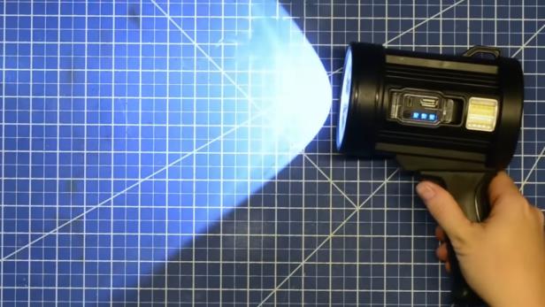 Test einer Taschenlampe, die angeblich 90.000 Lumen Licht erzeugt