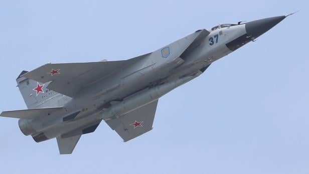 Ein Russischer Kampfjet MIG-31 trägt eine Kinschal-Hyperschallrakete bei einer Militärparade im Mai 2022.