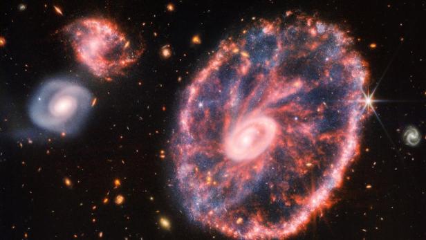 500 Millionen Lichtjahre von der Erde entfernt: Nie zuvor gab es detailreichere Aufnahmen von der Wagenradgalaxie.