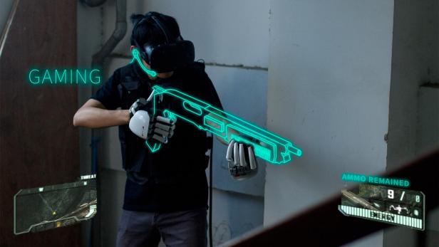 Mit Dexmo sollen Spieler u.a. Waffen richtig spüren können, während sie in der Virtual-Reality-Brille stecken