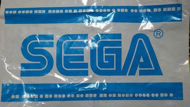 Aufdruck auf einem Sega-Plastiksack, der eine Geheimbotschaft enthält