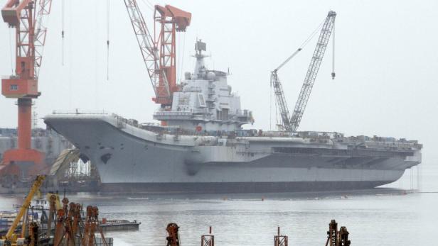 Die Liaoning ist Chinas bisher einziger Flugzeugträger. Früher war das ehemals sowjetische Schiff als &quot;Varyag&quot; bekannt