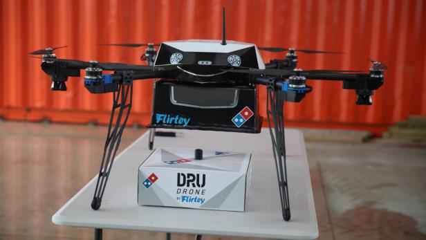 Eine der Drohnen, mit denen Dominos zukünftig Pizzas liefern will
