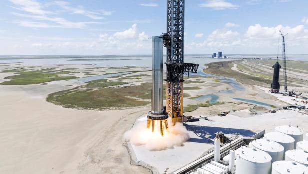 Video: SpaceX zündet erstmals 7 Starship-Triebwerke gleichzeitig