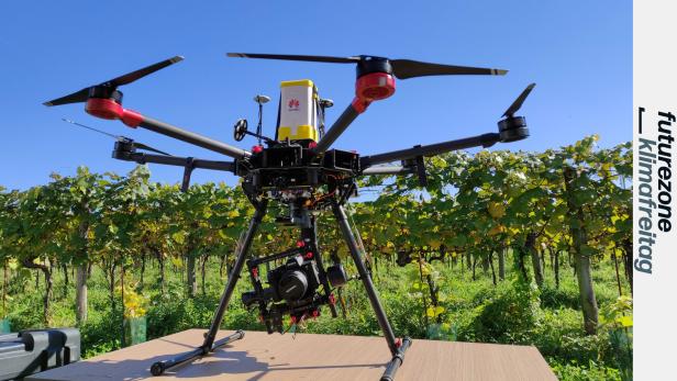 Drohne mit Kamera und Huawei 5G Modul vor einem Weingarten