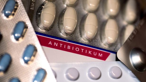 Verschiedene Blisterpackungen mit Tabletten, darunter ein Antibiotikum.