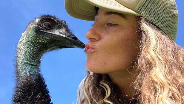 Emu Emmanuel, viraler Videostar, mit seiner Pflegerin Taylor Blake