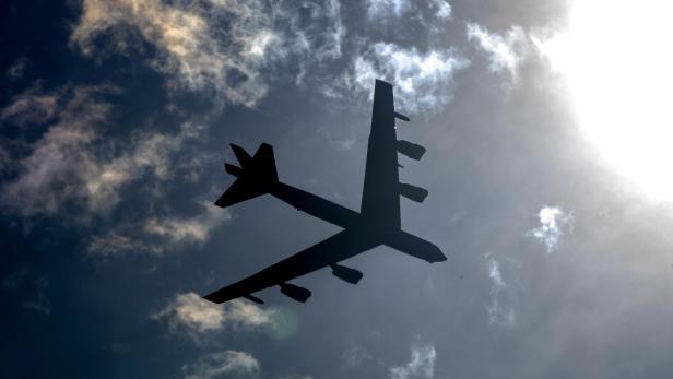 Two US B-52 bombers fly over Skopje to show US committment 