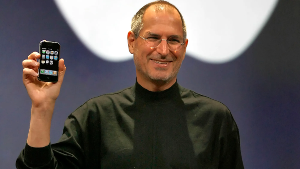 Steve Jobs mit dem originalen iPhone