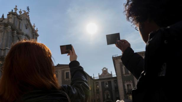 People watch the sun, mistakenly expecting an eclipse in Catania