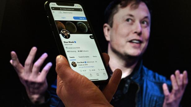 Smartphone mit Twitter vor Foto von Elon Musk