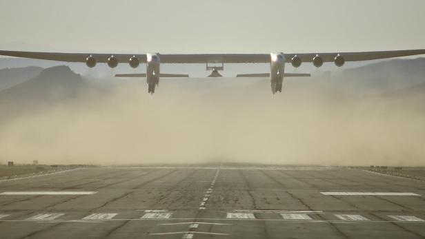 Stratolaunch Roc beim Abflug vom Mojave Air and Space Port