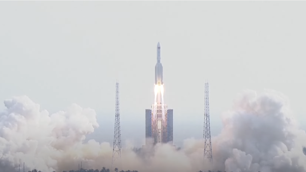 Rakete startet vom Wenchang Space Launch Center in den erdnahen Orbit