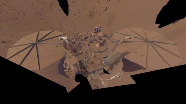 Der Lander ist nach 3 Jahren am Mars ordentlich verstaubt. 