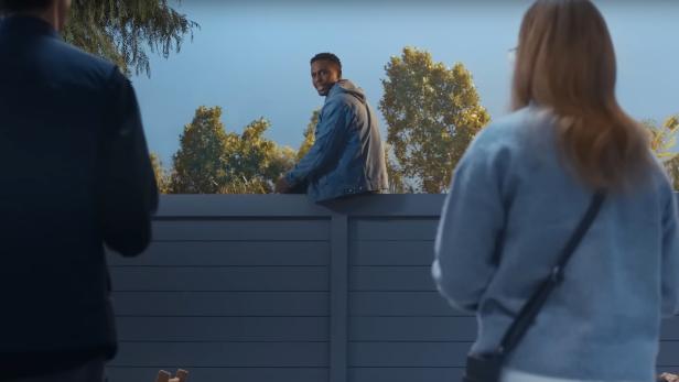 Mann sitzt in Samsung-Werbespot auf einem Zaun
