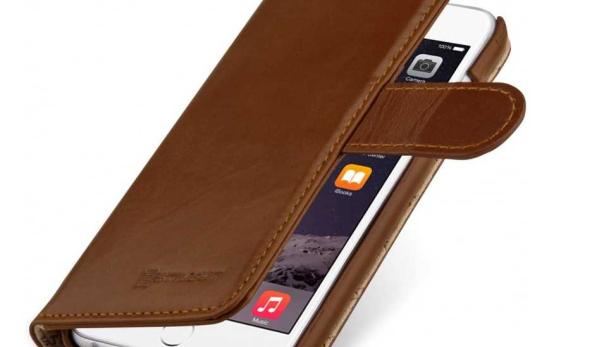 Die Hülle für das Apple iPhone 6 Plus (5.5&#039;&#039;) besteht aus echtem Leder und dient zum Schutz des Smartphones aber auch zur Verwendung als Brieftasche. Im Deckel befinden sich drei Fächer für Kredit-, Visitenkarten, Bargeld oder Führerschein