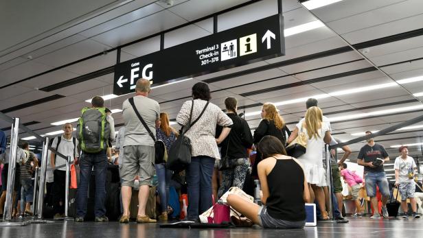Irritierte Flugpassagiere am Sonntag, 28. August 2016, vor den Check-In Schaltern des Flughafen Wien-Schwechat