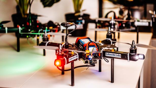 Drohnen der Lakeside-Labs auf einem Tisch