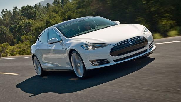 Überraschend den Einzug unter die besten 7 Autos für den europäischen Markt dieses Jahres geschafft hat auch das Luxus-Elektroauto Tesla Model S
