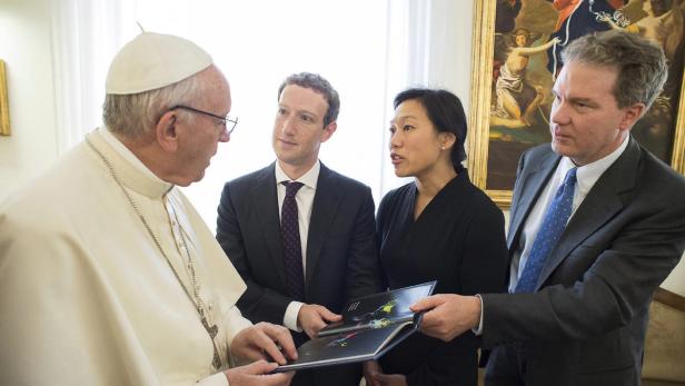 Papst Franziskus mit Facebook CEO Mark Zuckerberg und seiner Frau Priscilla Chan