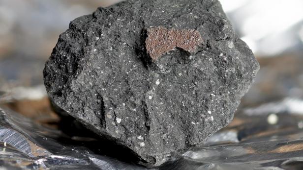 Ein Fragment des Winchcombe-Meteoriten.