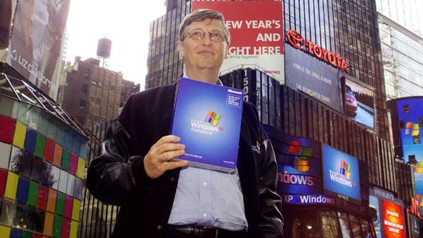 Happy Birthday, Windows XP! Der damalige Microsoft-CEO Bill Gates auf dem Times Square in New York am 25. Oktober 2001