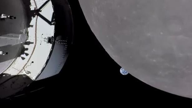 Erde und Mond, aufgenommen vom Orion-Raumschiff