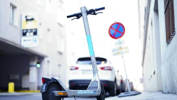 E-Scootern auf Gehsteigen wird in Wien der Kampf angesagt.