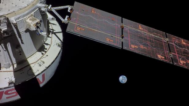 Orion-Raumschiff in Umlaufbahn des Mondes eingeschwenkt