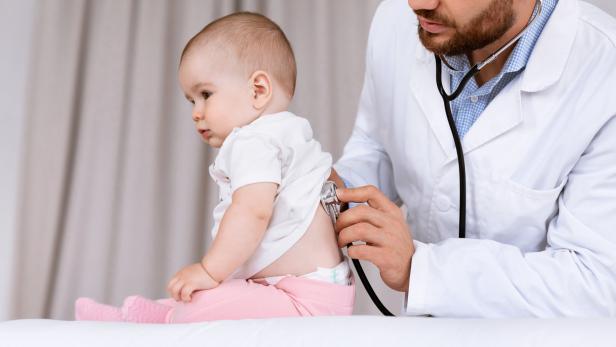 Ein Arzt untersucht ein Baby.
