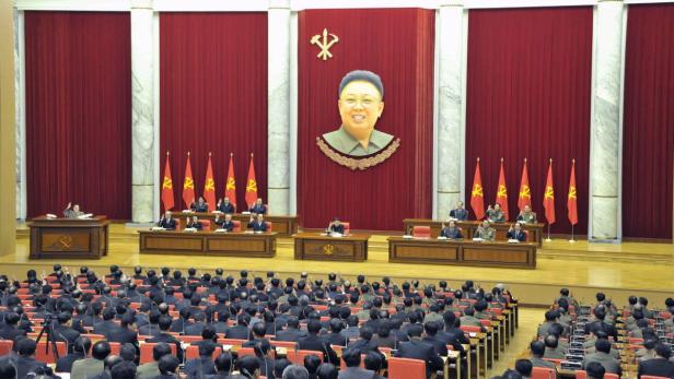 epa03646570 A handout photo made available 01 April 2013, by North Korea&#039;s official Korean Central News Agency KCNA, showing North Korean leader Kim Jong-un (C) attending a plenary meeting of the Central Committee of the Workers&#039; Party of Korea in Pyongyang on 31 March 2013. South Korea&#039;s president told the military 01 April 2013 to respond powerfully to North Korean provocations, amid heightened tensions on the peninsula, reports said. Park Guen Hye said she took recent threats from North Korea &#039;very seriously,&#039; Yonhap News Agency reported. Pyongyang last month declared invalid the 1953 non-aggression treaty, cut two military hotlines, and announced at the weekend that it considered itself in a state of war with the South. EPA/KCNA / HANDOUT SOUTH KOREA OUT HANDOUT EDITORIAL USE ONLY/NO SALES