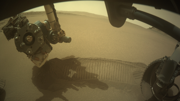 Der Mars-Rover sammelte erstmals Sand ein.