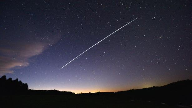 Lanzeitbelichtung zeigt Starlink-Karawane am Nachthimmel