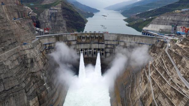 China stellt zweitgrößtes Wasserkraftwerk der Welt fertig