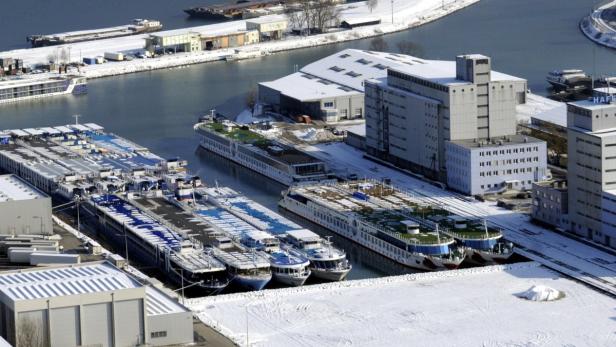 Linz Hafen: Kreuzfahrtschiffe überwintern, Handelshafen