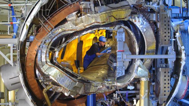 Ein Techniker im Inneren des Torus des Wendelstein 7X Fusionsreaktors in Deutschland