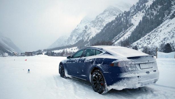 Ein Tesla im Winter