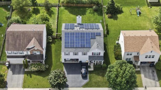 Solaranlage auf einem Dach eines Familienhauses