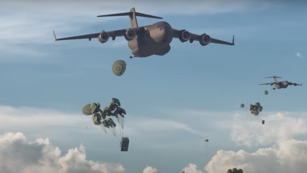 Transportflugzeug wirft Palettenbomben ab