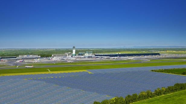 Die Photovoltaik-Anlage des Flughafens Wien erstreckt sich über ein großes Feld neben einer Landebahn