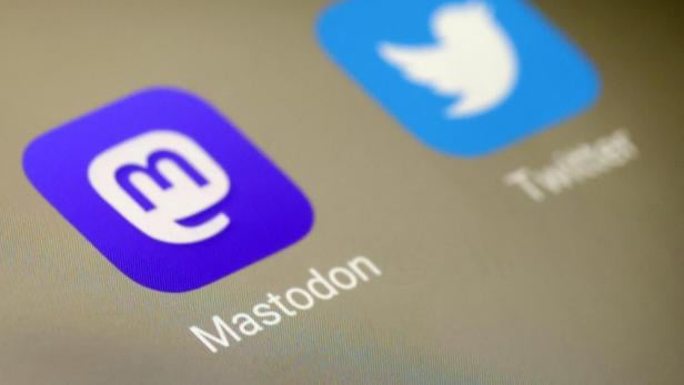 Illustration shows Twitter and Mastodon app icons