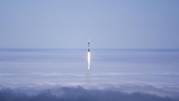 Eine Falcon-9-Rakete von SpaceX auf dem Weg ins Weltall