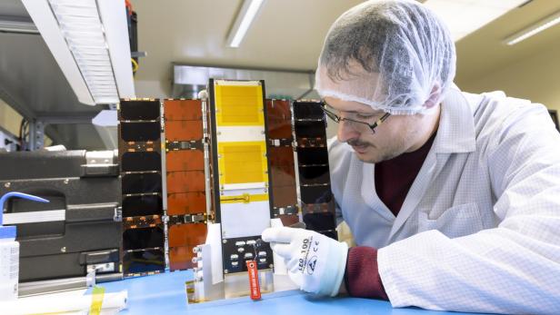 Der Satellit PRETTY mit ausgeklappten Solarmodulen im Reinraum der TU Graz