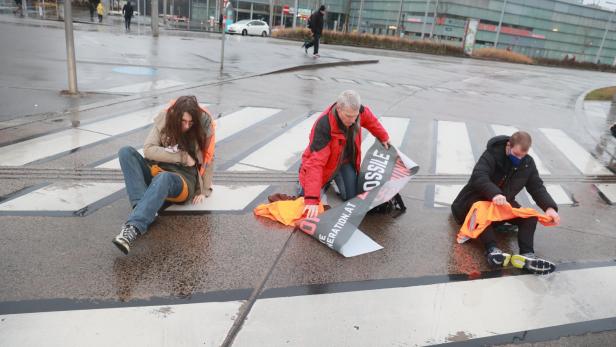 Klima-Kleber der Letzten Generation protestieren am WienerPraterstern