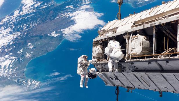 Kosmonauten schmeißen altes Equipment der ISS über Bord (Symbolbild)